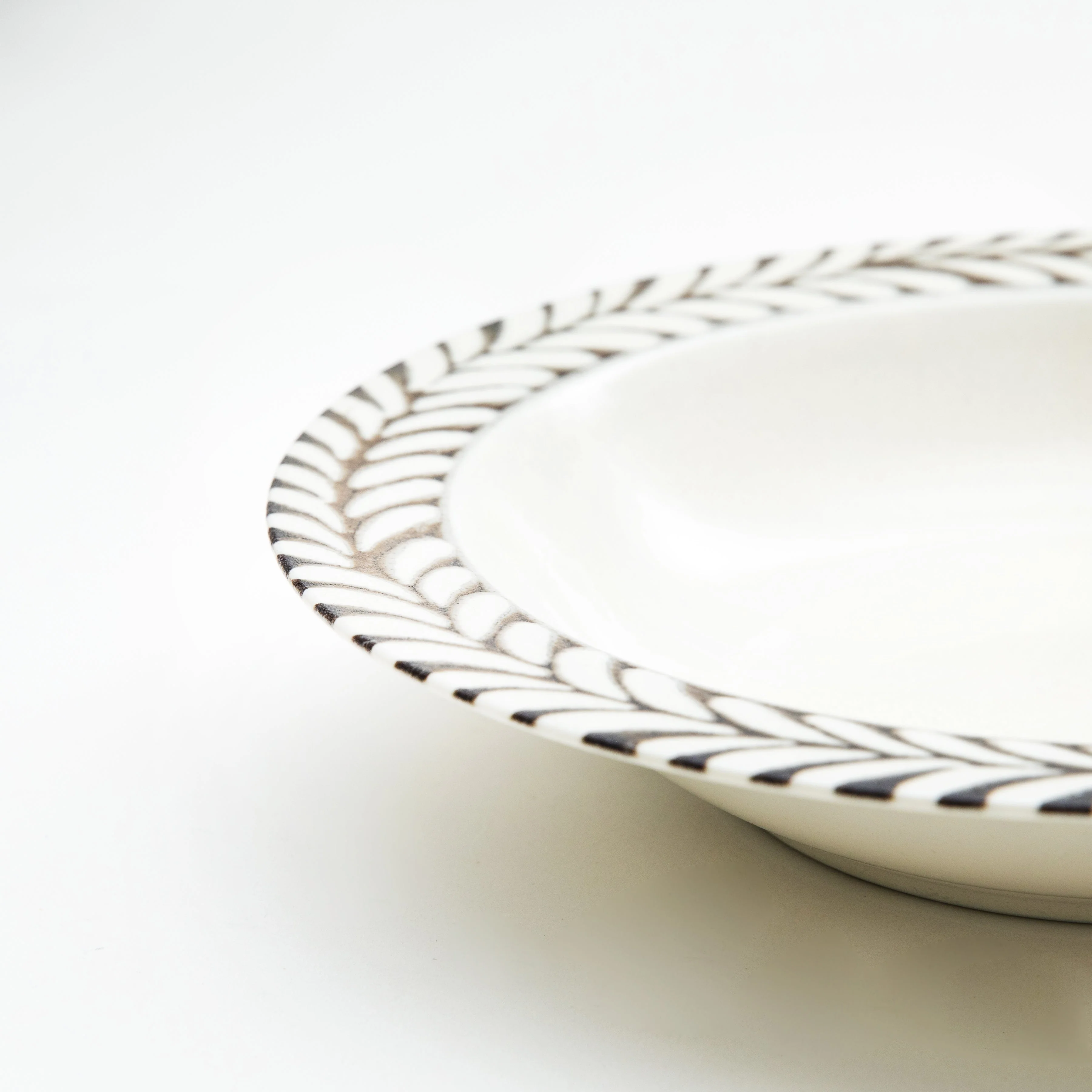 Japanese Porcelain Leaf Motif Shallow Bowl - Image 3
