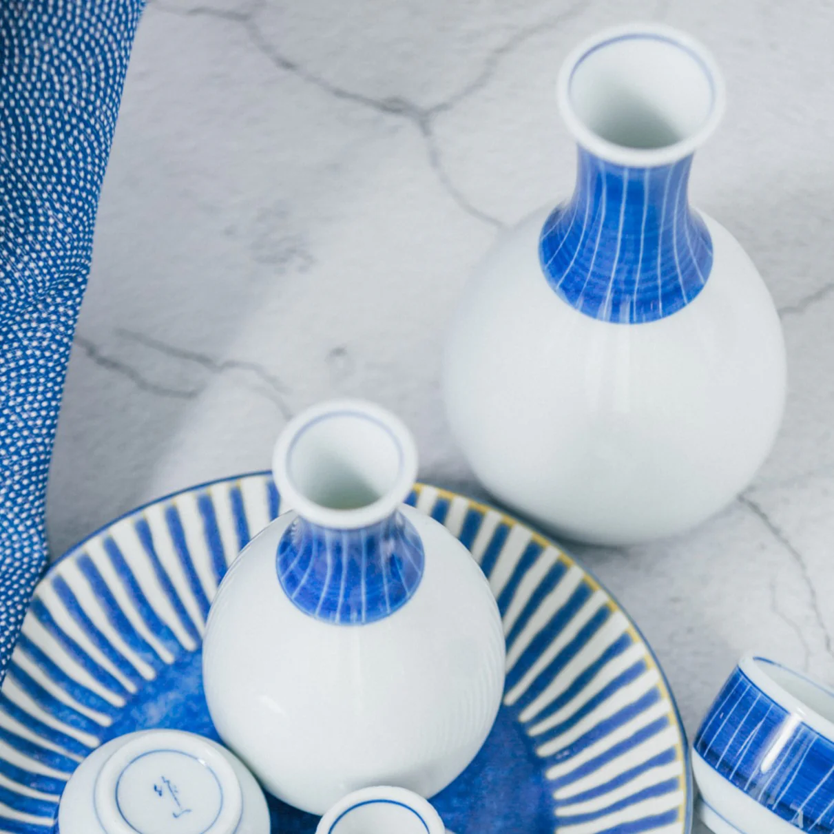 Kuchi Brush Stroke Tokusa Ten Grass Porcelain Tokkuri Sake Bottle - Image 4