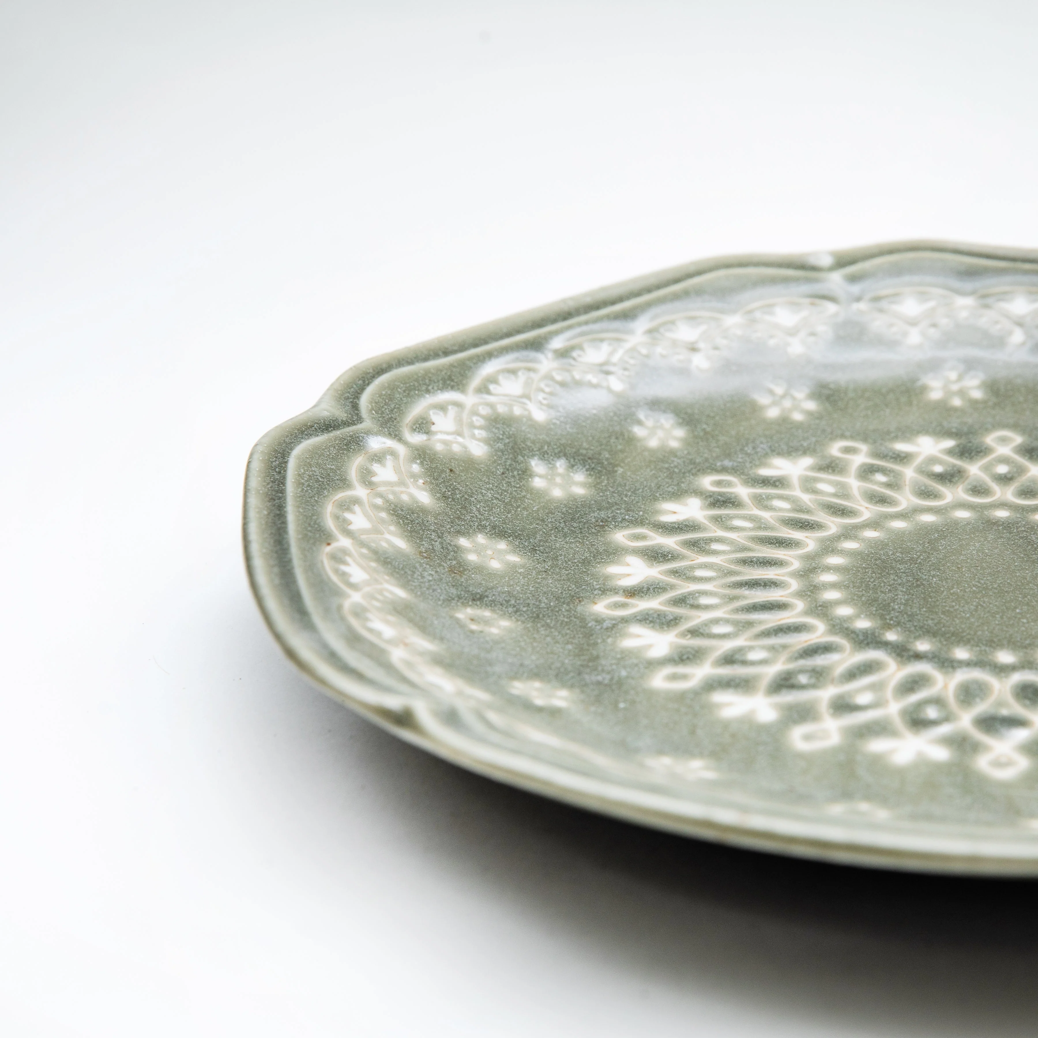 Japanese Porcealin Lace Scalloped Edge Plate (24x23.5x3cm) - Image 3