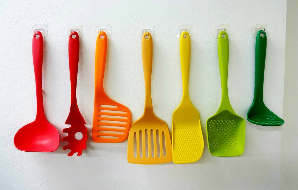 Kokubo Red Scissor-Like Serving Tongs - Image 3